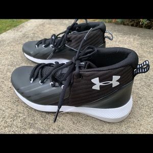 Brand new- under armour tennis shoes boys size 4
